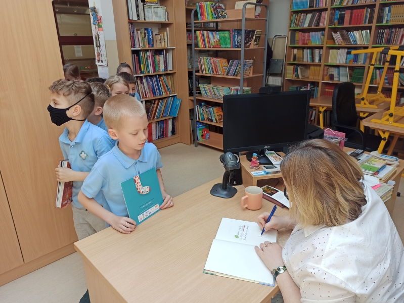 Spotkania autorskie z Justyną Bednarek w naszej bibliotece - zdjęcie 13