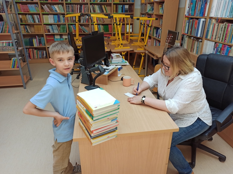 Spotkania autorskie z Justyną Bednarek w naszej bibliotece - zdjęcie 1