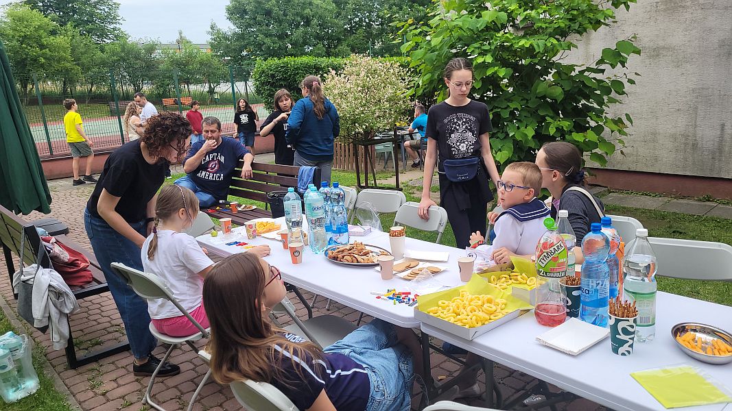 Wspólne świętowanie Dnia Mamy i Taty w klasie 6 a - zdjęcie 13