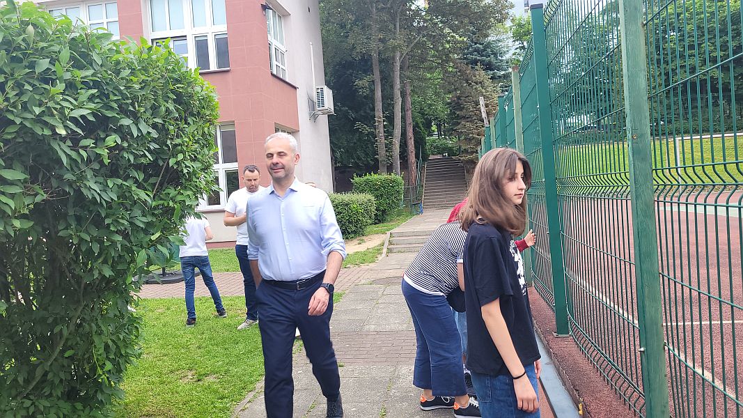 Wspólne świętowanie Dnia Mamy i Taty w klasie 6 a - zdjęcie 16