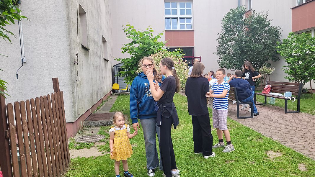 Wspólne świętowanie Dnia Mamy i Taty w klasie 6 a - zdjęcie 17