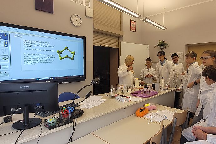 Poznawanie pierwiastków chemicznych w języku angielskim – siarka i magnez