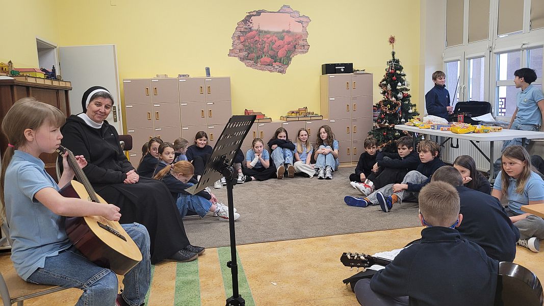 Warsztaty i kolędowanie 2025 w 5a - zdjęcie 13