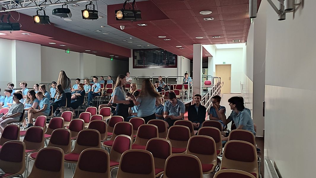 Pożegnanie klas ósmych przez siódmoklasistów - zdjęcie 16