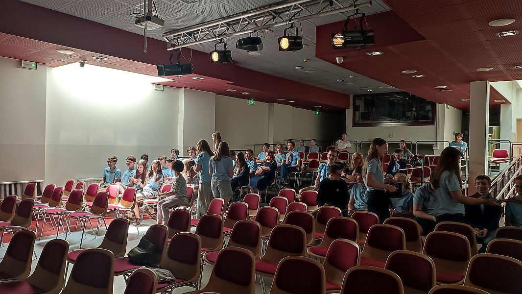 Pożegnanie klas ósmych przez siódmoklasistów - zdjęcie 17