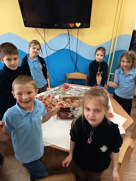 ''KOCHAM, SZANUJĘ, DBAM'' WALENTYNKI W ŚWIETLICY MŁODSZEJ 2026 - zdjęcie 4