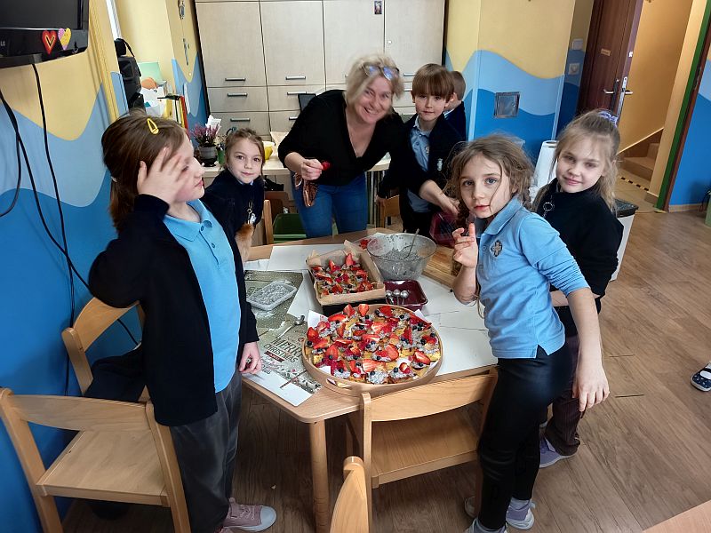 ''KOCHAM, SZANUJĘ, DBAM'' WALENTYNKI W ŚWIETLICY MŁODSZEJ 2026 - zdjęcie 5