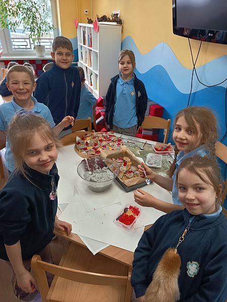 ''KOCHAM, SZANUJĘ, DBAM'' WALENTYNKI W ŚWIETLICY MŁODSZEJ 2026 - zdjęcie 6