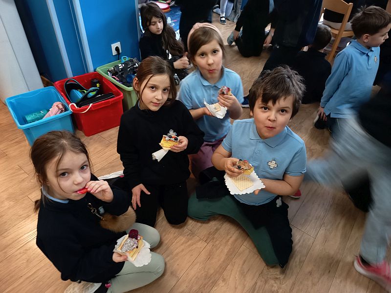 ''KOCHAM, SZANUJĘ, DBAM'' WALENTYNKI W ŚWIETLICY MŁODSZEJ 2026 - zdjęcie 9