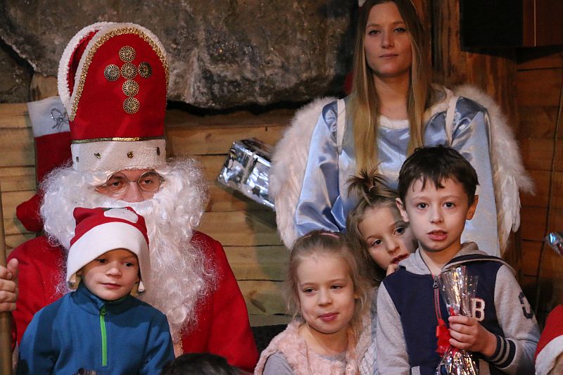 SPOTKANIE UCZNIÓW KLAS PIERWSZYCH ZE ŚWIĘTYM  MIKOŁAJEM W KOPALNI SOLI W BOCHNI! - zdjęcie 13