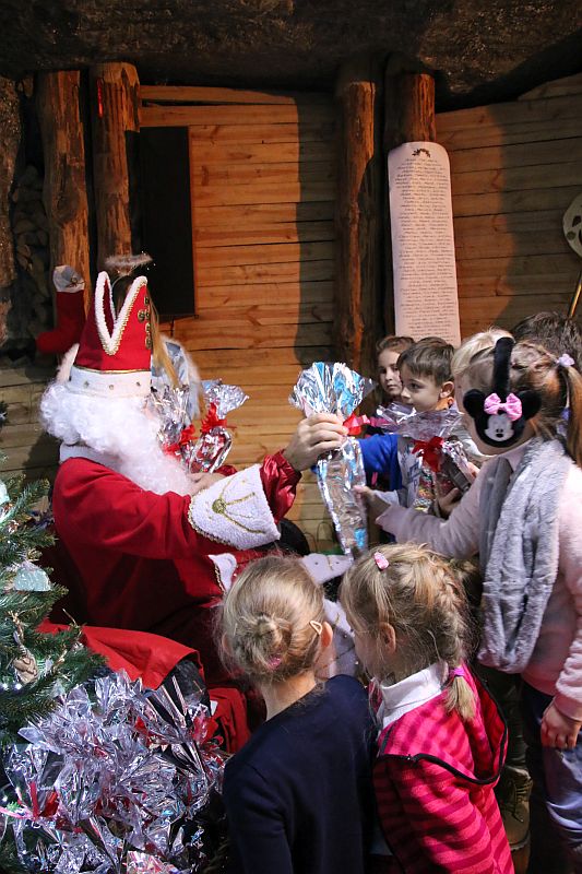 SPOTKANIE UCZNIÓW KLAS PIERWSZYCH ZE ŚWIĘTYM  MIKOŁAJEM W KOPALNI SOLI W BOCHNI! - zdjęcie 7