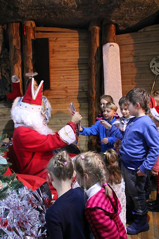 SPOTKANIE UCZNIÓW KLAS PIERWSZYCH ZE ŚWIĘTYM  MIKOŁAJEM W KOPALNI SOLI W BOCHNI! - zdjęcie 8