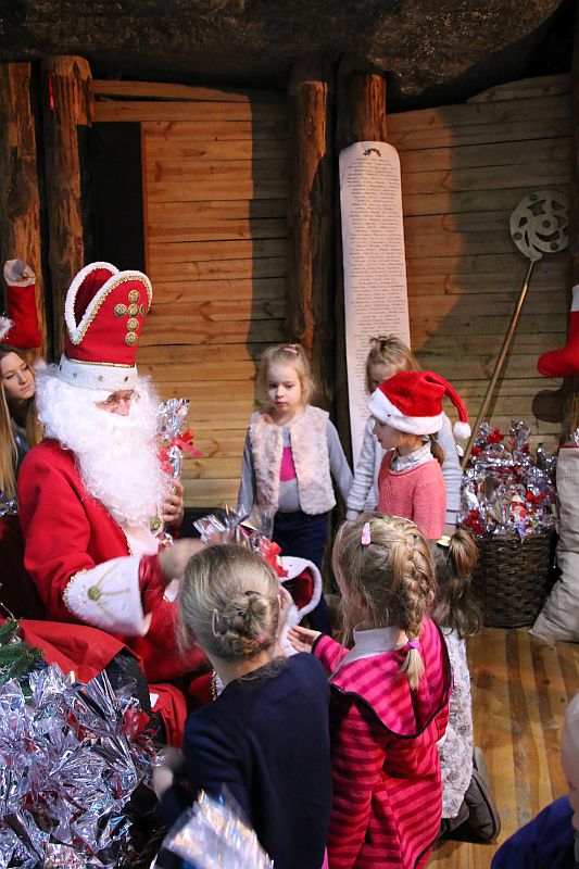 SPOTKANIE UCZNIÓW KLAS PIERWSZYCH ZE ŚWIĘTYM  MIKOŁAJEM W KOPALNI SOLI W BOCHNI! - zdjęcie 9