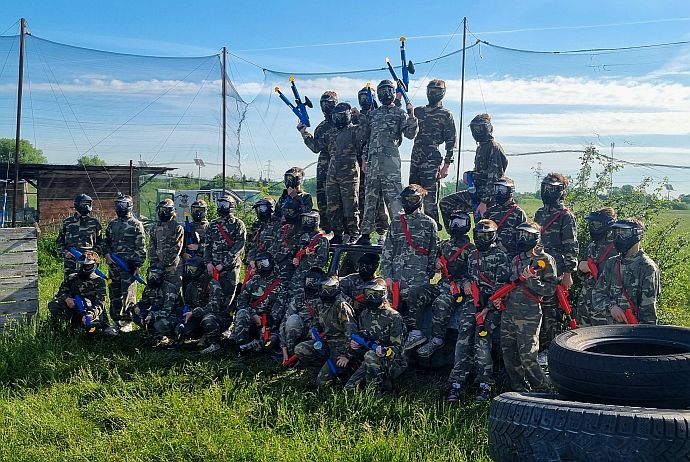 Dzień Dziecka klas ósmych na polu paintballowym