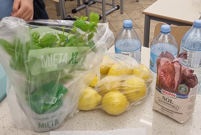 Napoje izotoniczne na lekcjach Edukacji Zdrowotnej