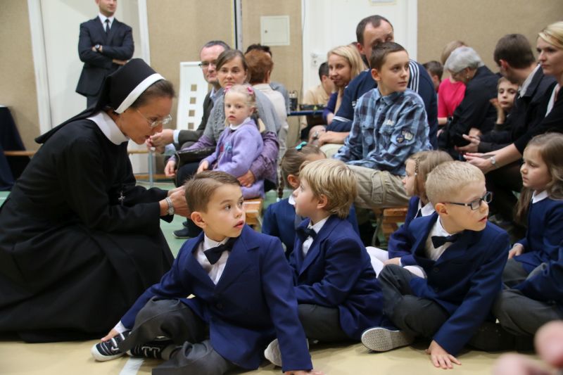 Ślubowanie klas I Szkoły Podstawowej 2015 - zdjęcie 2